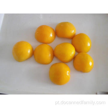 Metades de pêssego enlatado com xarope de frutas vendidas